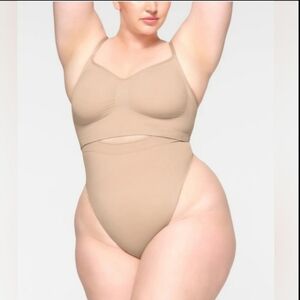 SKIMS Sm SEAMLESS SCULPT HIGH-WAISTED THONG NWOT Mica